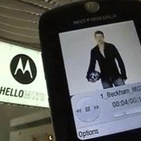 香港機場和MOTO手機業合作藍牙廣告活動，讓旅客收到藍芽影音簡訊