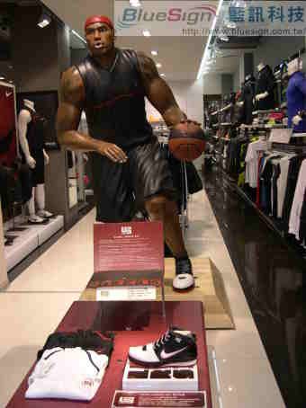 Nike 於高雄新堀江商圈"一亨運動用品"放送 LBJ藍芽桌布簡訊