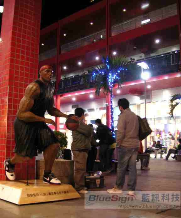 Nike在台北信義威秀影城做藍芽行銷,提供免費之藍芽簡訊下載:NBA LBJ桌布下載
