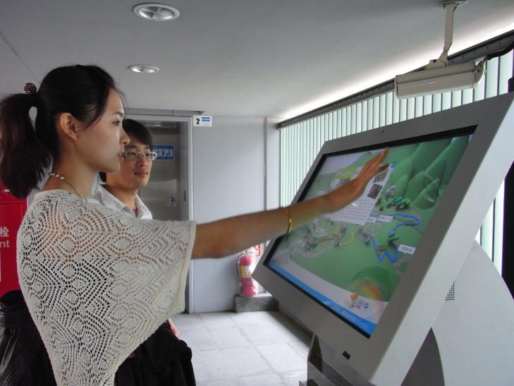 貓空商圈 - 32"觸控導覽系統(KIOSK)+42"雙面戶外防水電子資訊看板
