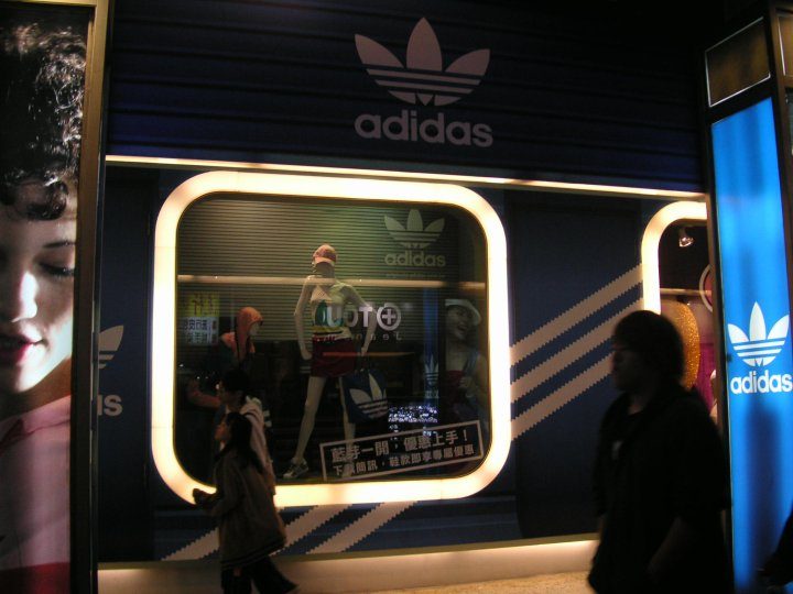 adidas 藍芽一開、優惠上手 (西門町 誠品116) (時間：2010/04/01?30)