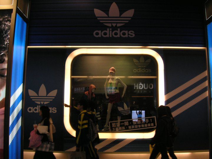 adidas 藍芽一開、優惠上手 (西門町 誠品116) (時間：2010/04/01?30)