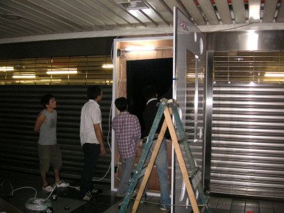 藍訊科技 協助建置台北車站第一座55吋直立式Full HD『數位燈箱看板』