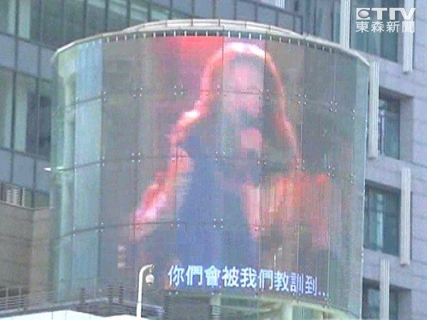阪急LED螢幕閃到深夜　里長：好像要打雷