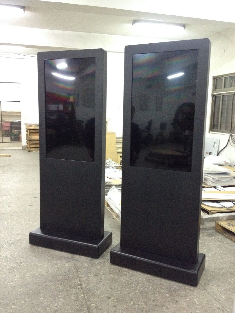 藍訊科技 製作46吋高貴時尚型 直立式電子看板 KIOSK