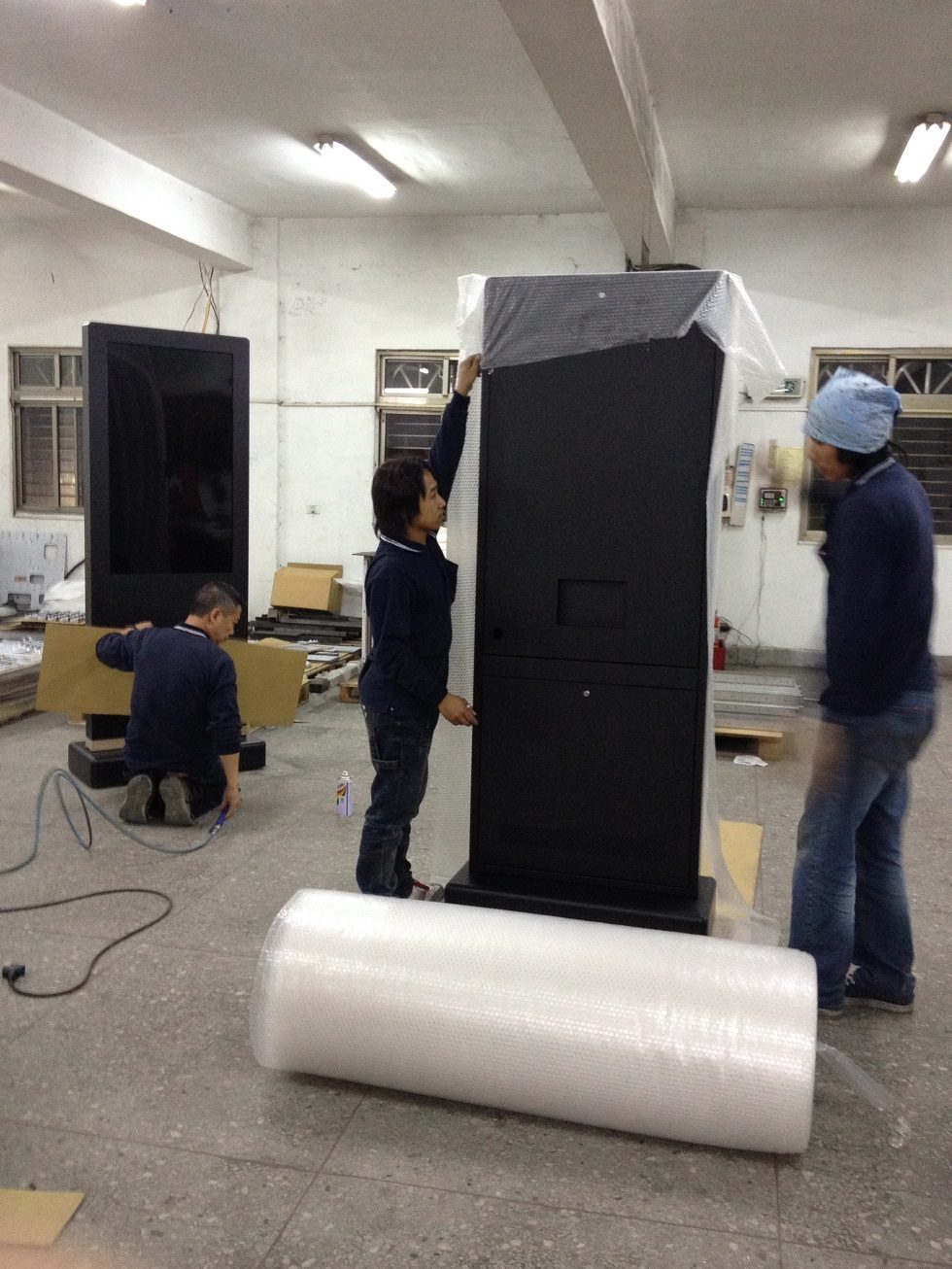 藍訊科技 製作46吋高貴時尚型 直立式電子看板 KIOSK