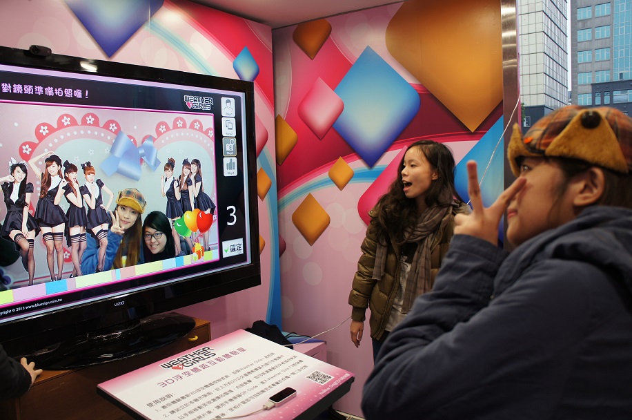 藍訊科技執行 天氣女孩Weather Girl 體感控制Leap Motion大頭貼 + 立即上傳FB粉絲團