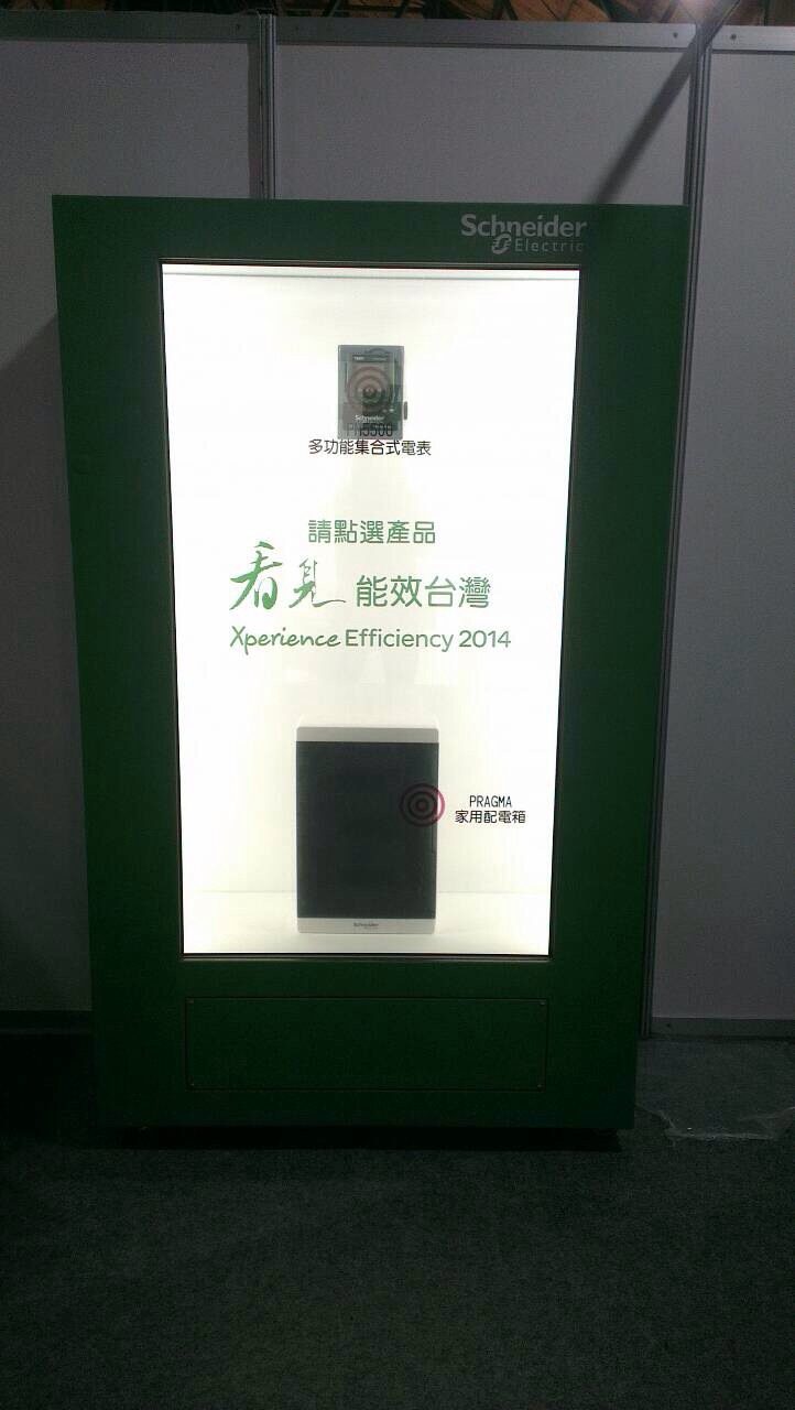藍訊科技 執行 施耐德透明顯示櫥窗 互動內容
