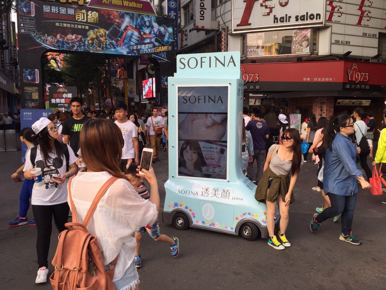 藍訊科技執行 55吋移動廣告行動車 SOFINA 北中南巡迴美麗見證活動
