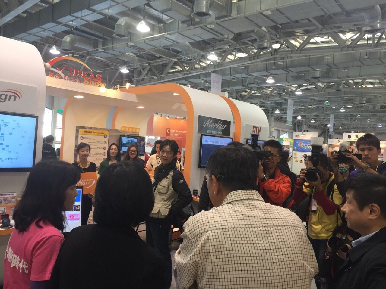 藍訊科技參展 Meet Taipei 2015，台北市長柯P來訪鼓勵創業創新企業