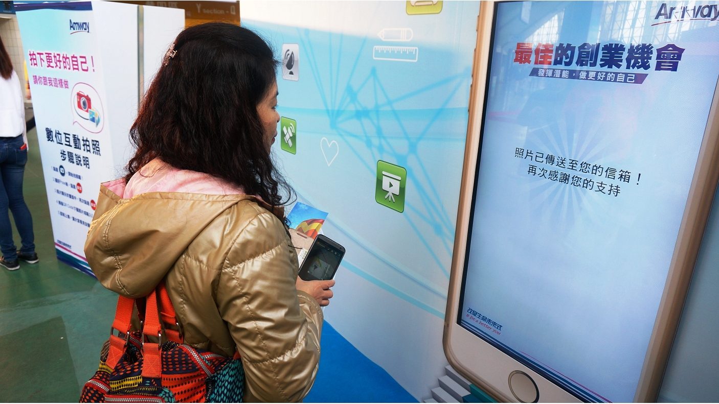 藍訊執行_安麗年會55吋觸控拍照,掃描QR Code 照片下載，系統mail照片至個人信箱