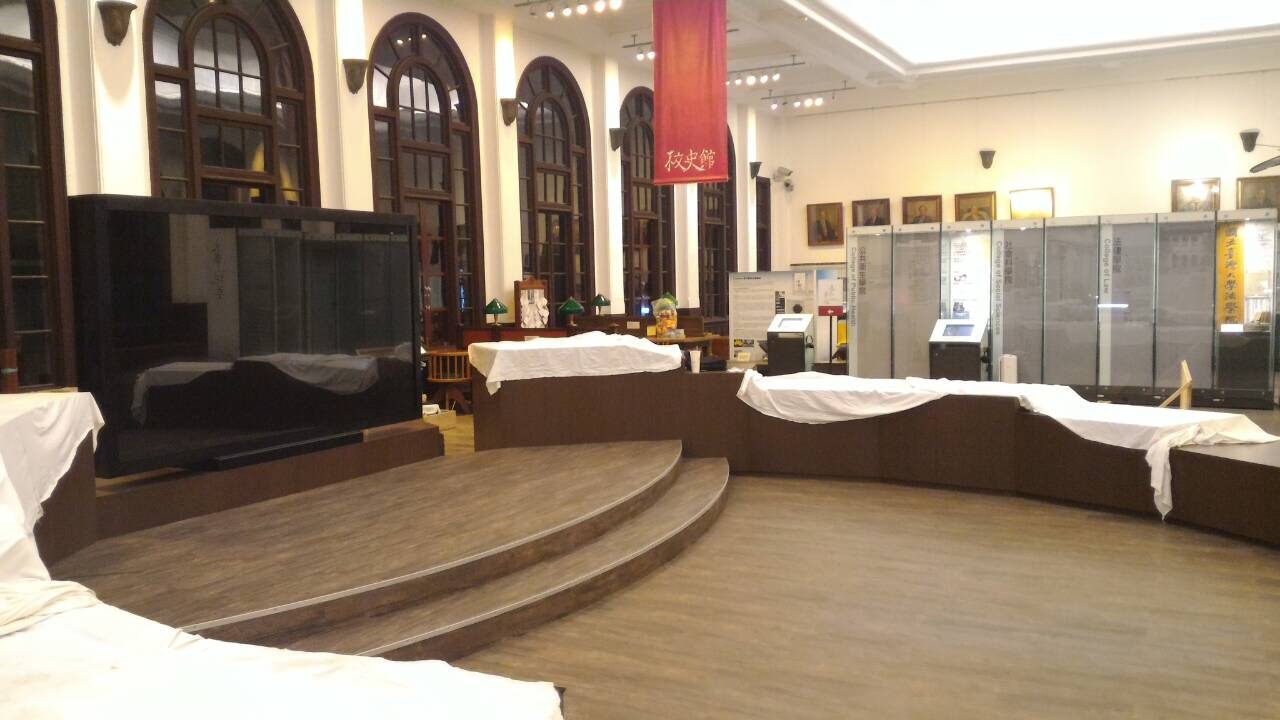 藍訊科技執行 台大校史館 無線控制升降型110吋(55吋觸控拼接顯示器