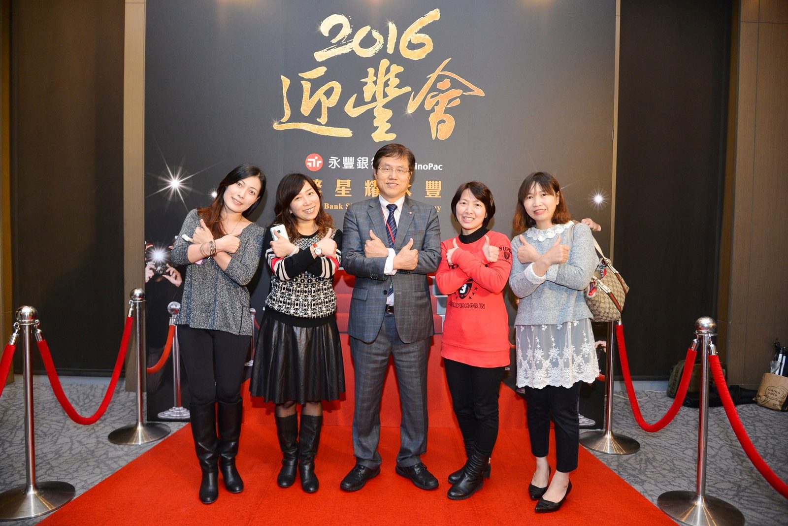 藍訊科技執行_永豐銀行2016迎豐時尚拍照無線上傳大屏幕&掃描QR Code蒙太奇圖片下載
