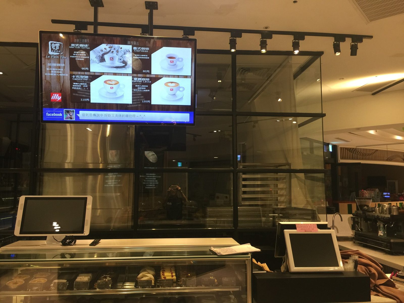 藍訊科技執行 麷手感烘培-榮總店 QShop互動式電子看板 50吋直立顯示器