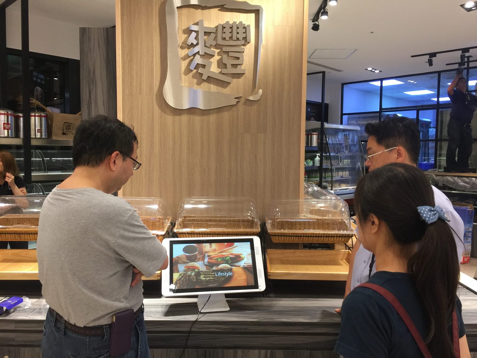 藍訊科技執行 麷手感烘培-榮總店 QShop互動式電子看板 50吋直立顯示器