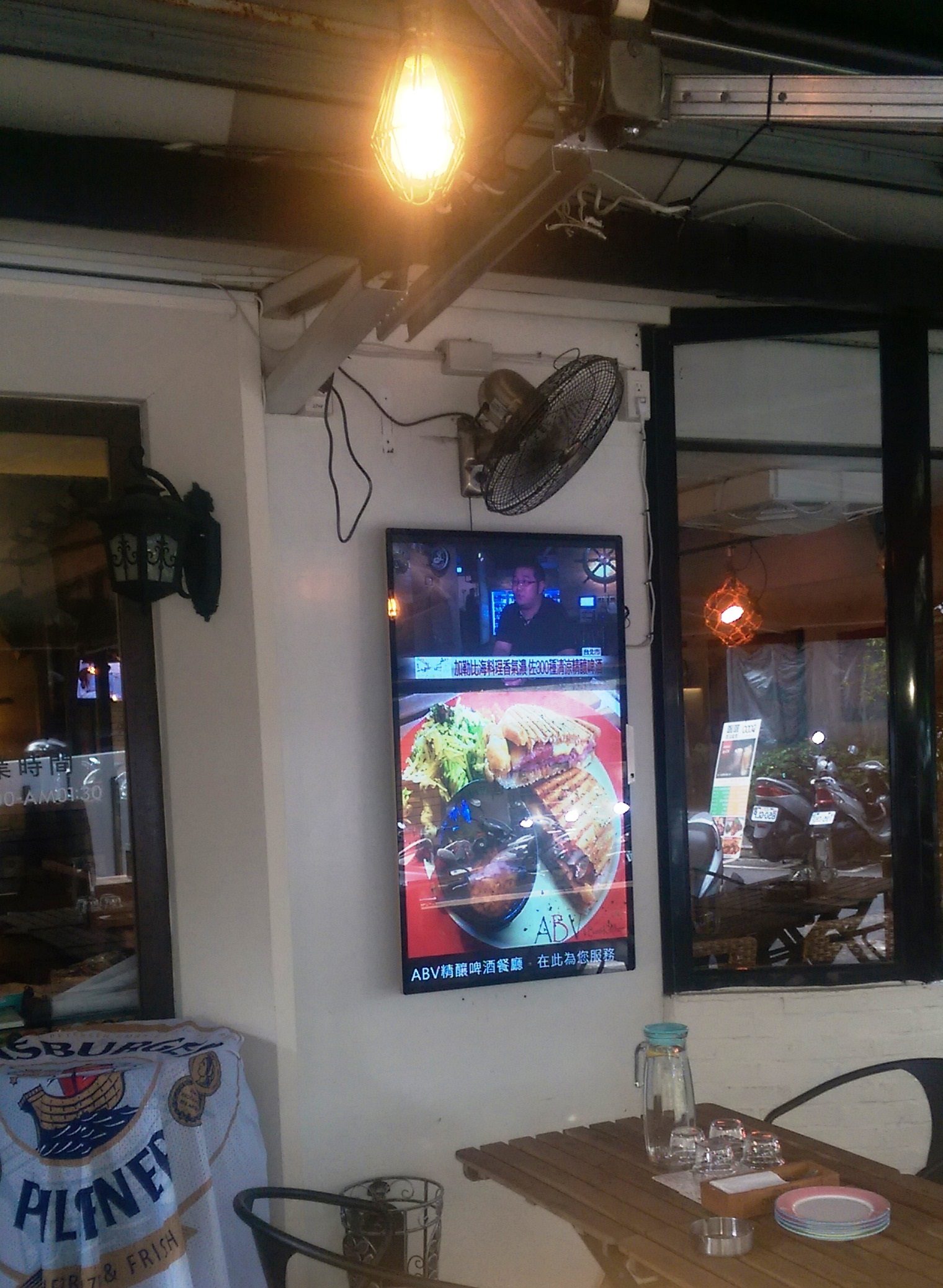 藍訊科技執行 ABV Bar & Kitchen 精釀啤酒餐廳 QShop互動式電子看板 50吋直立顯示器