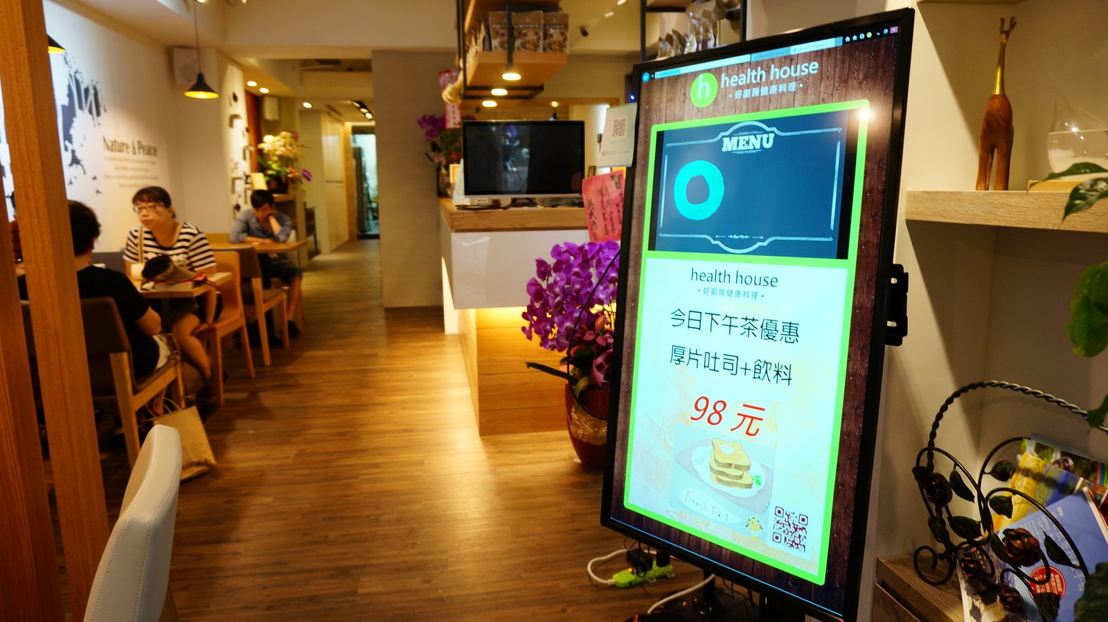藍訊科技執行 Health House 好廚房健康料理 QShop互動式電子看板 46吋直立顯示器