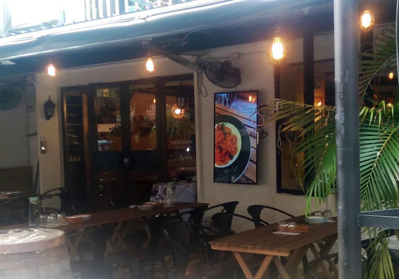 藍訊科技執行 ABV Bar & Kitchen 精釀啤酒餐廳 QShop互動式電子看板 50吋直立顯示器