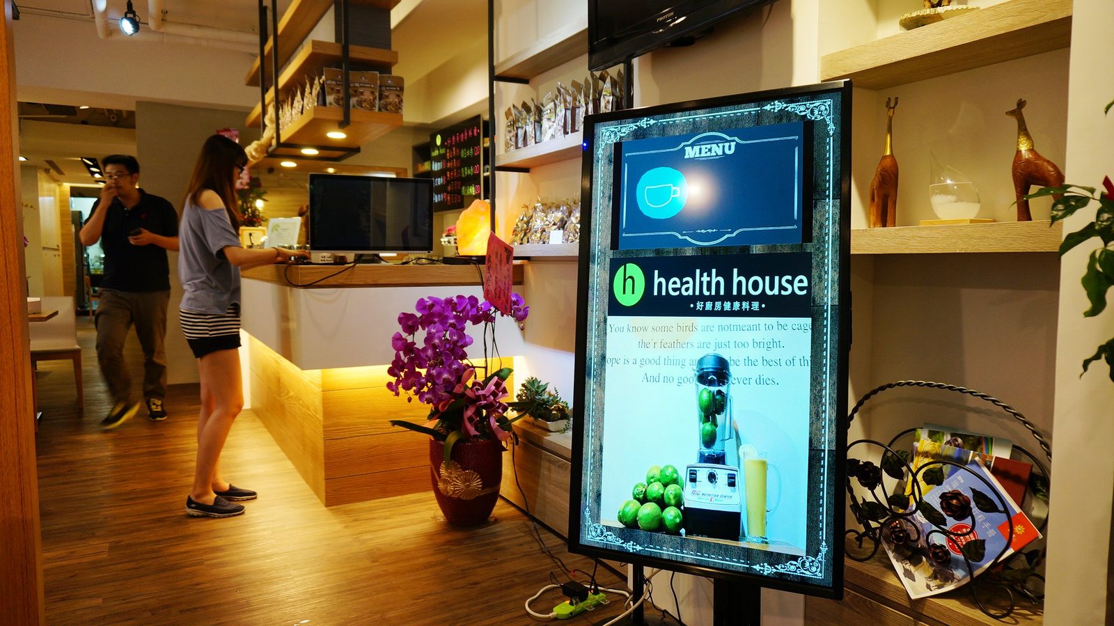 藍訊科技執行 Health House 好廚房健康料理 QShop互動式電子看板 46吋直立顯示器