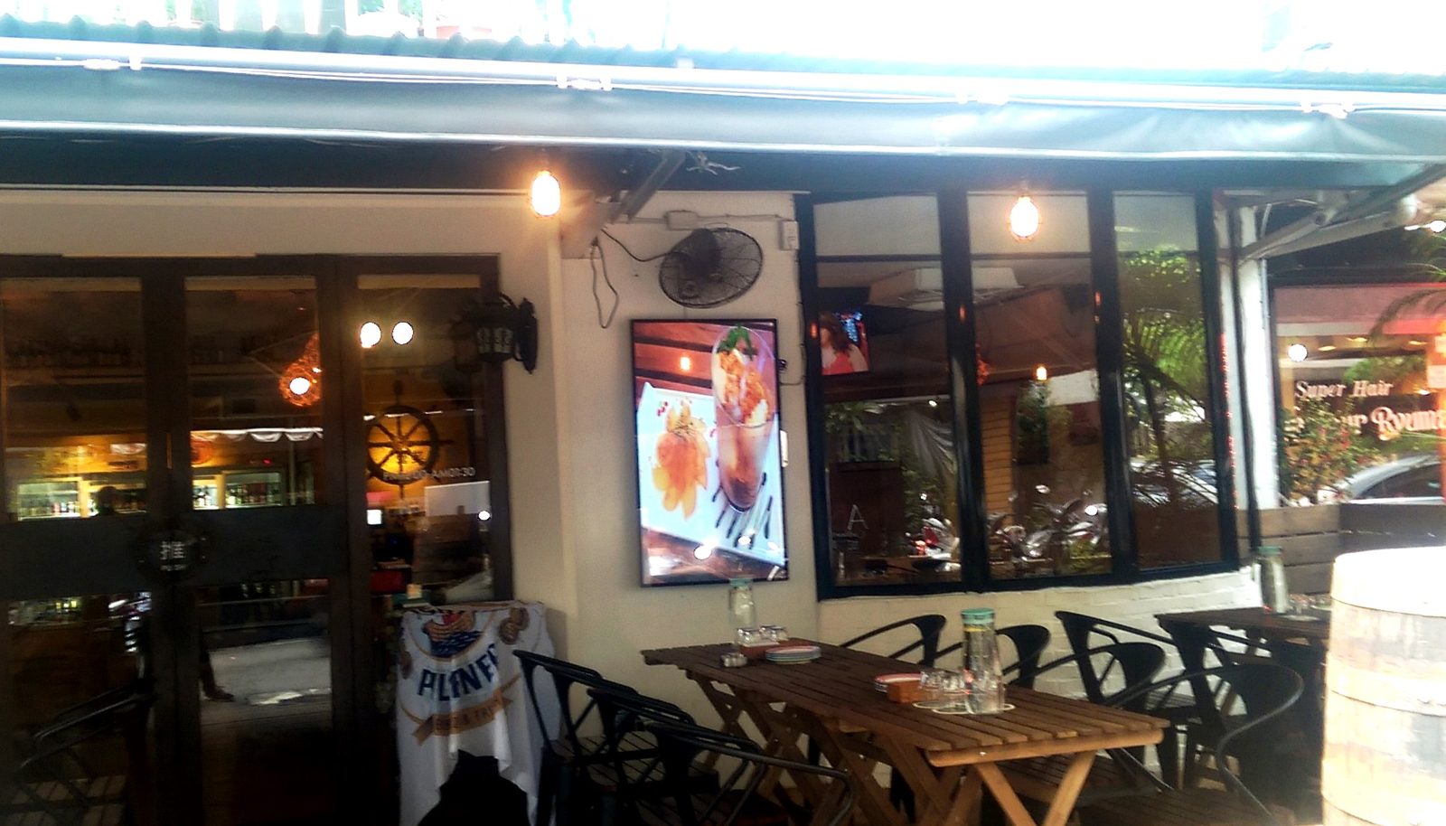 藍訊科技執行 ABV Bar & Kitchen 精釀啤酒餐廳 QShop互動式電子看板 50吋直立顯示器