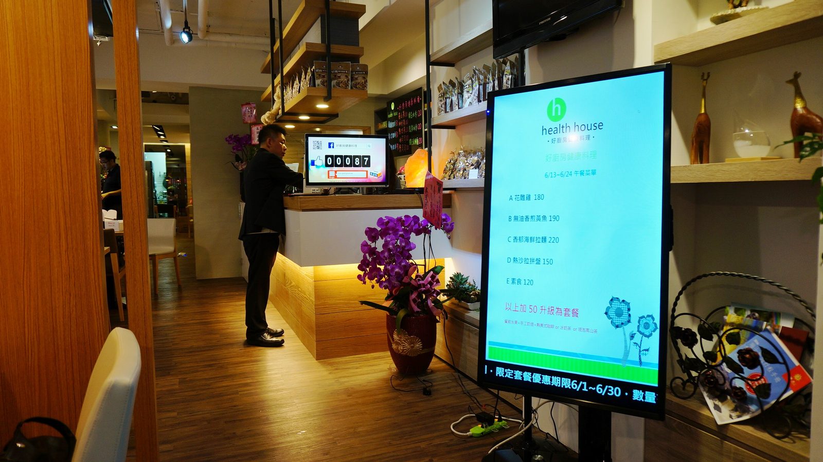 藍訊科技執行 Health House 好廚房健康料理 QShop互動式電子看板 46吋直立顯示器