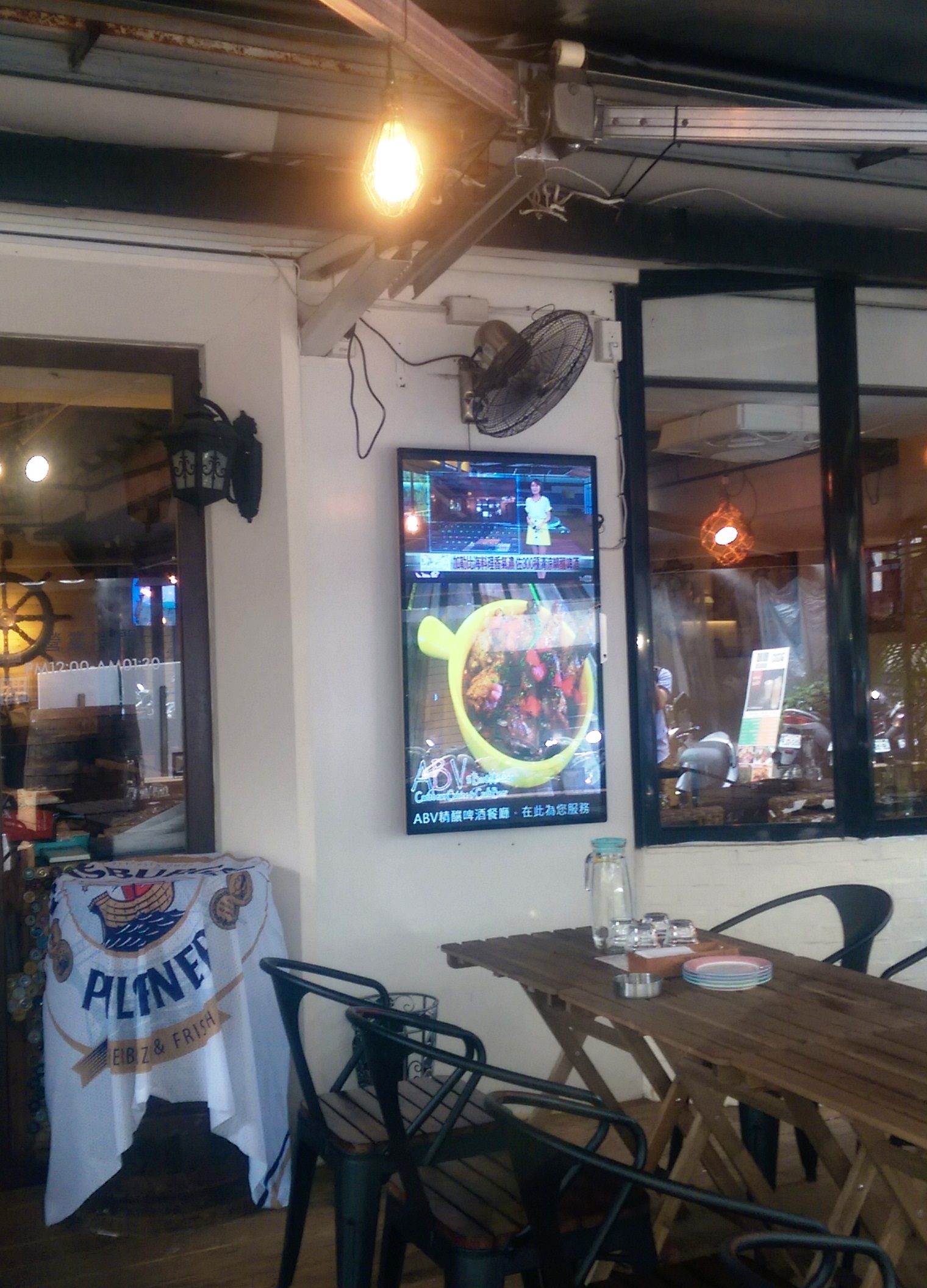 藍訊科技執行 ABV Bar & Kitchen 精釀啤酒餐廳 QShop互動式電子看板 50吋直立顯示器