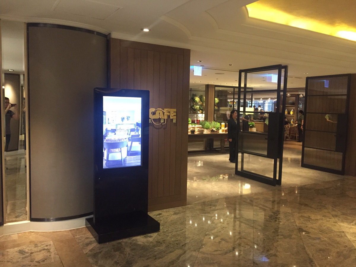 藍訊科技 執行 凱菲屋_台北君悅酒店_開放式廚房五星自助料理42吋直立式導覽系統