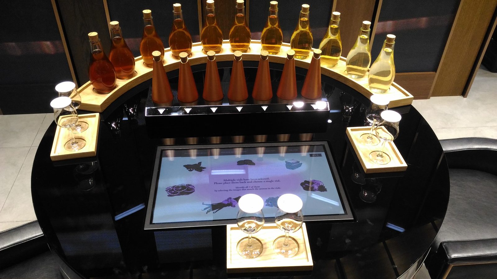 藍訊科技硬體採購_桃園機場THE MACALLAN門市_22吋觸控螢幕香料遊戲體驗設備