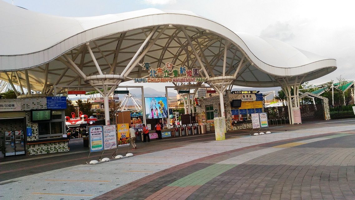 藍訊科技建置_台北市立兒童新樂園 成果頑童數位互動樂園 移動式立架 橫式50吋USB 播放顯示器活動主題影片輪播