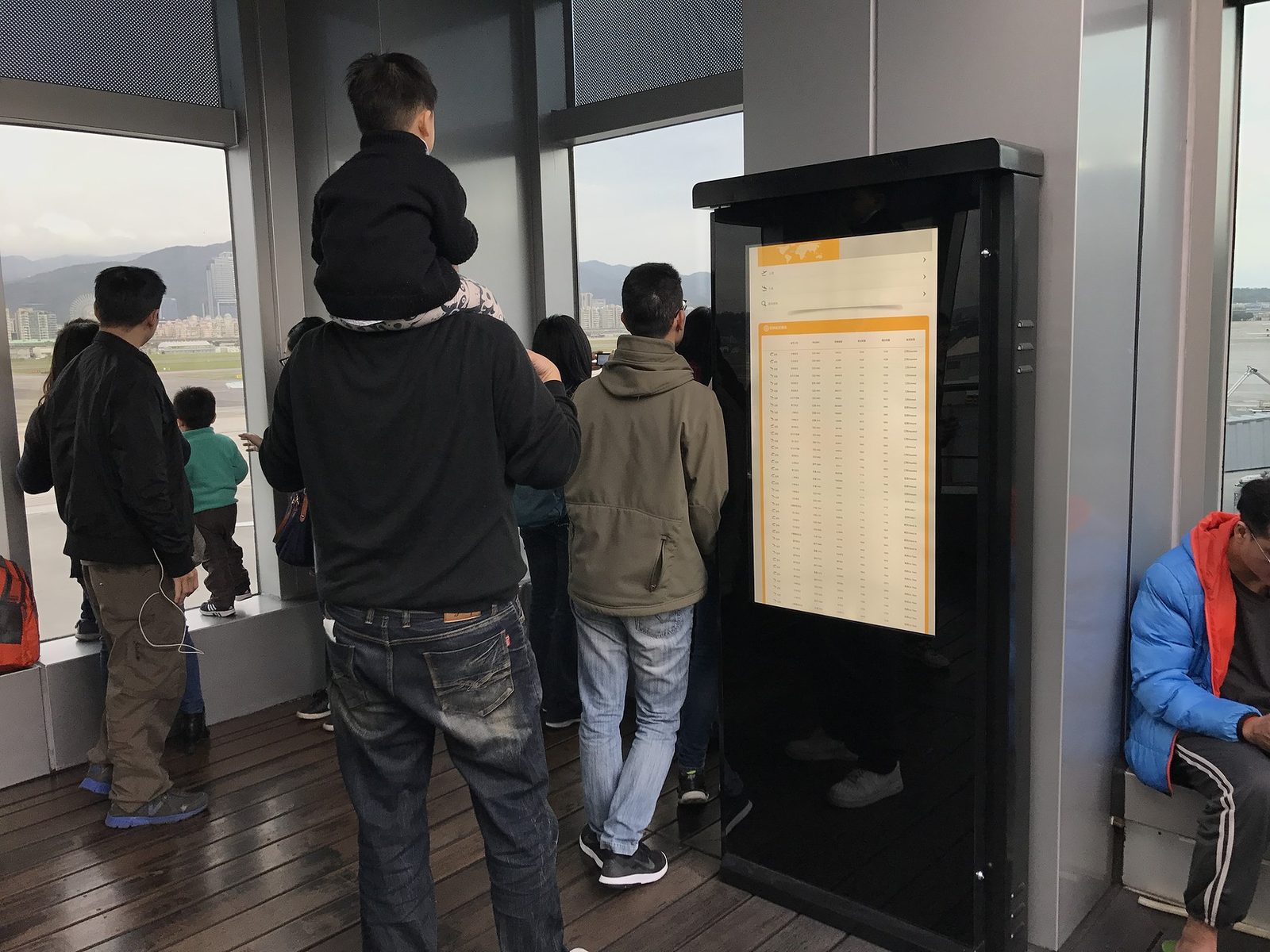 藍訊科技執行 松山機場_42吋直立互動式社群整合平台電子看版 & 樂讚機&KIOSK數位導覽顯示器