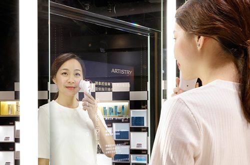 藍訊科技 執行安麗_光ID32吋觸控顯示器-膚質檢測系統