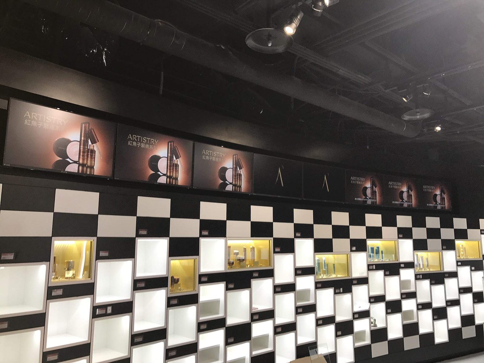藍訊科技 執行_安麗1x8_32吋電子看板_影片及圖片同步輪播