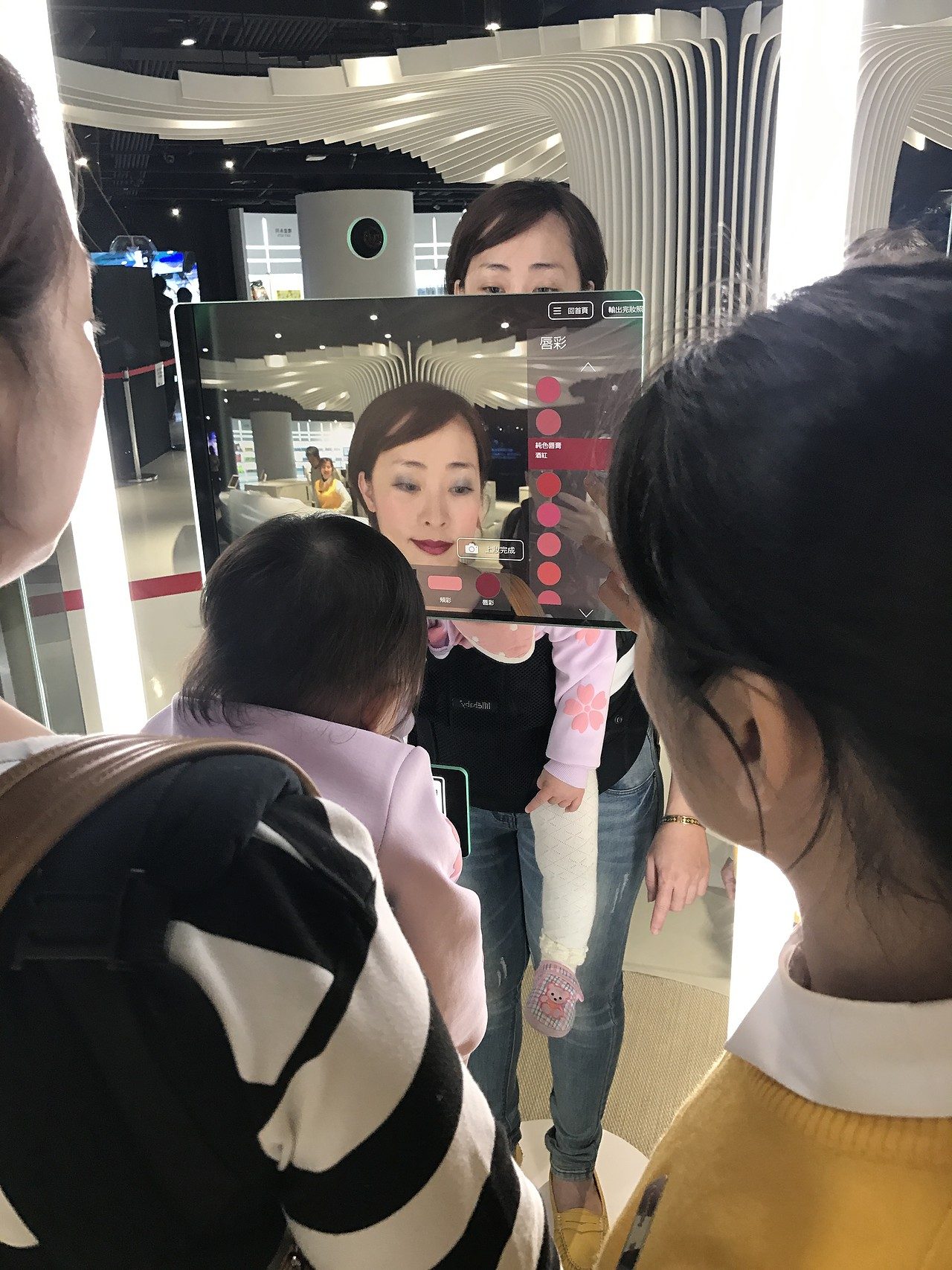 藍訊科技 執行 安麗  光ID登入App接收體驗結果&22吋彩妝模擬互動拍照系統