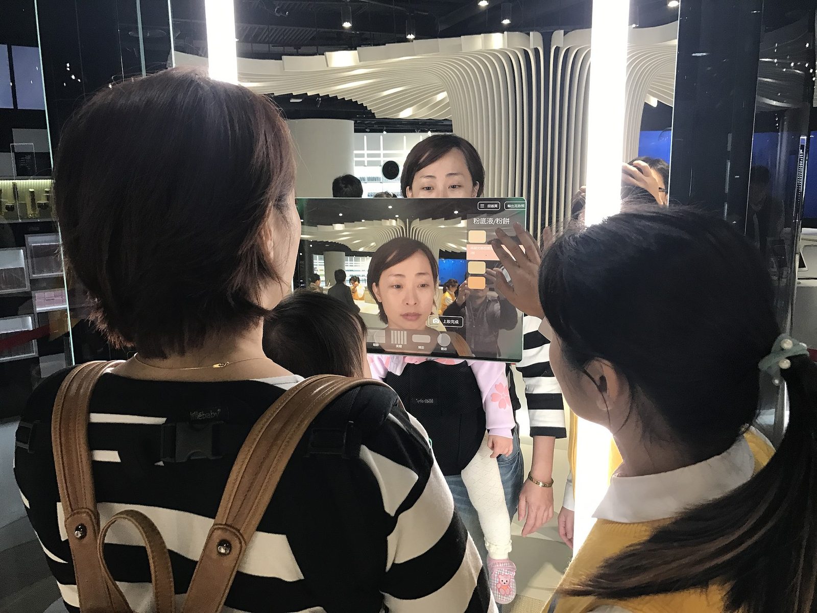 藍訊科技 執行 安麗  光ID登入App接收體驗結果&22吋彩妝模擬互動拍照系統
