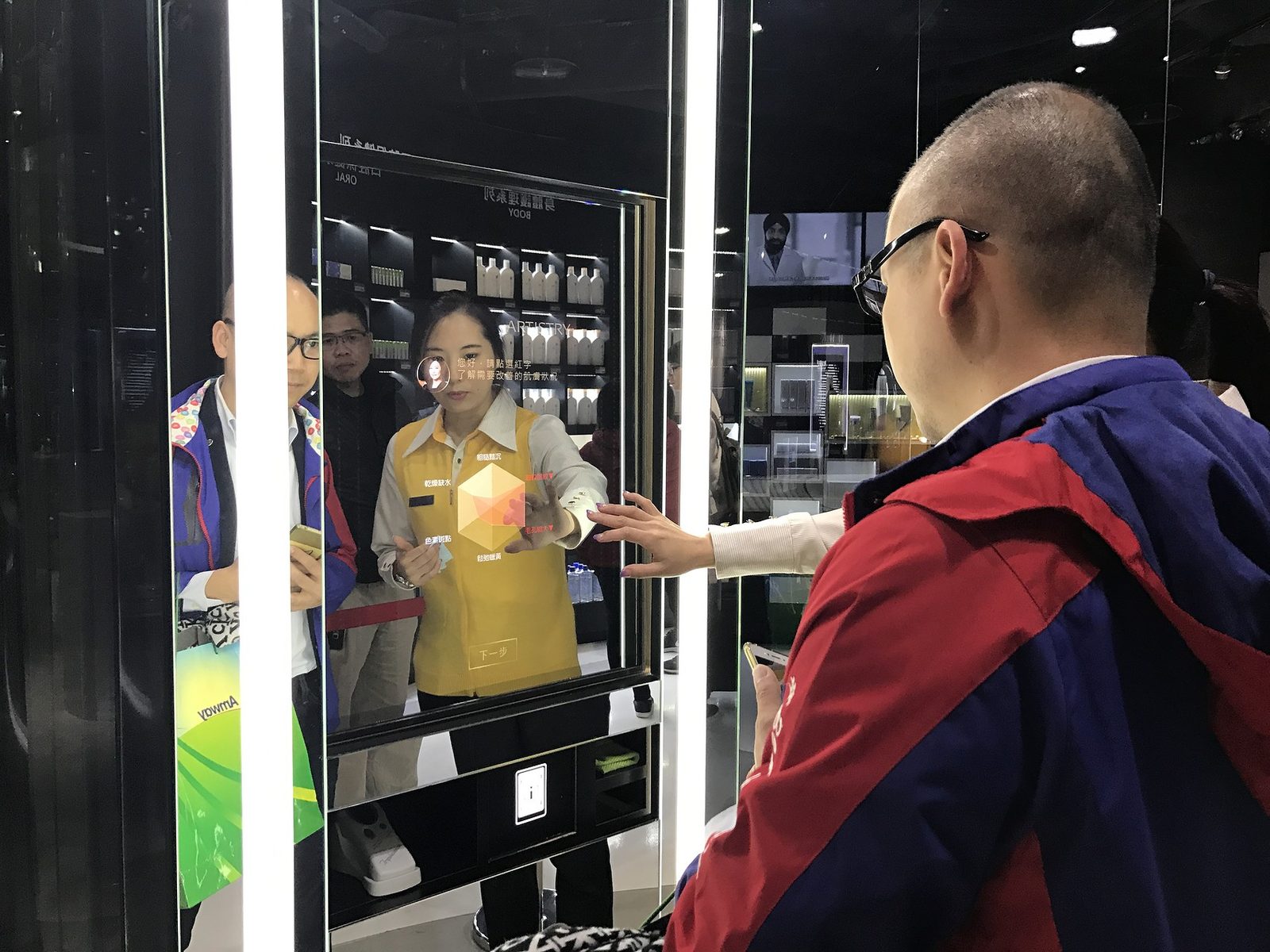 藍訊科技 執行安麗_光ID32吋觸控顯示器-膚質檢測系統