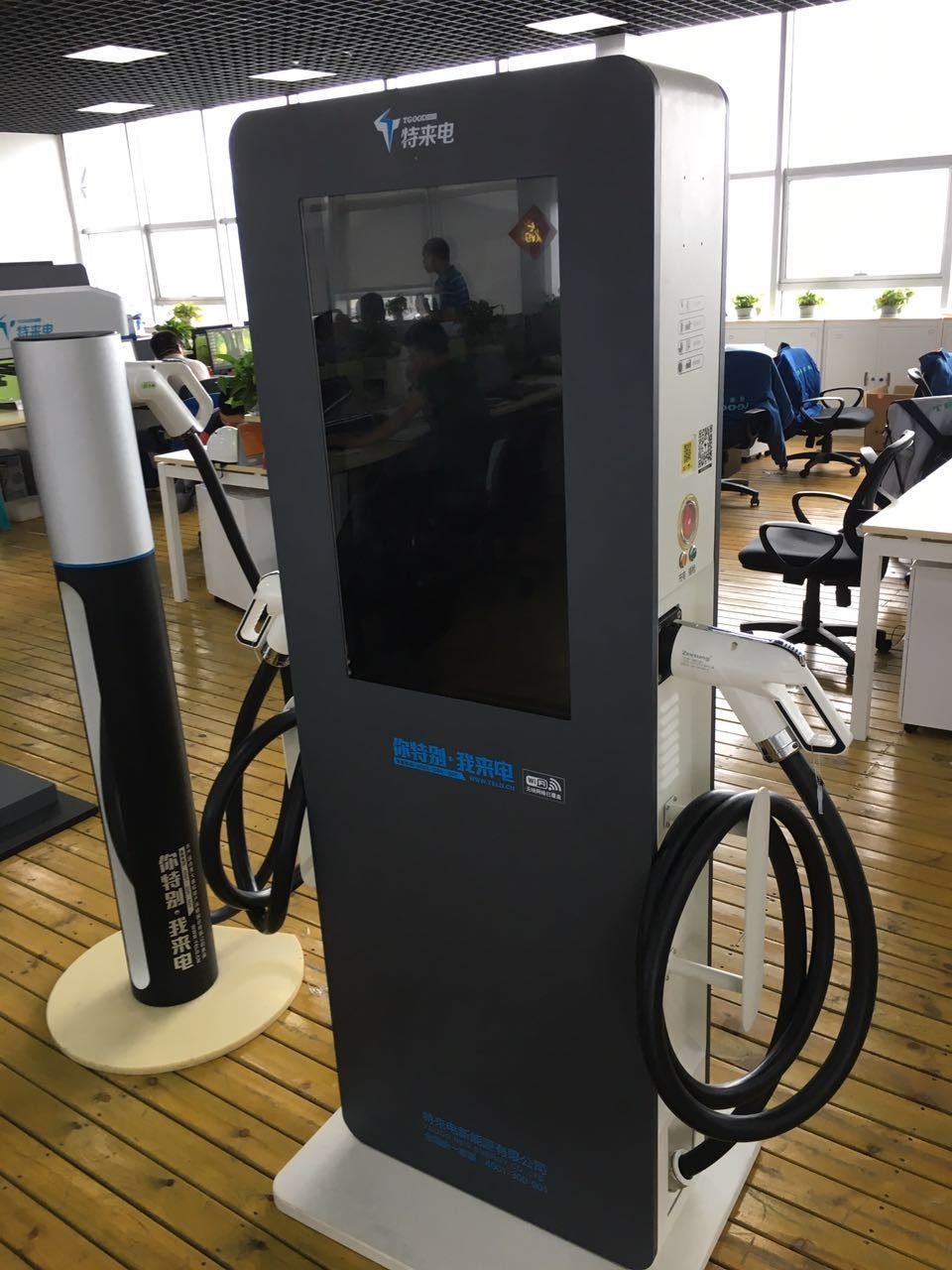 藍訊科技開發 2000nit戶外高亮度WiFi廣告電子看板分享機汽車充電站