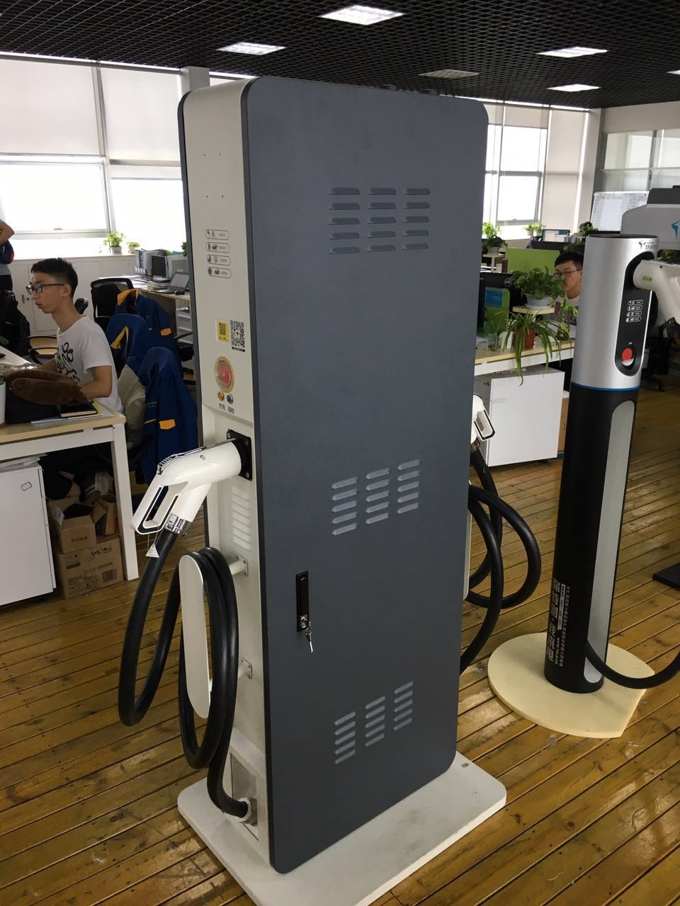 藍訊科技開發 2000nit戶外高亮度WiFi廣告電子看板分享機汽車充電站