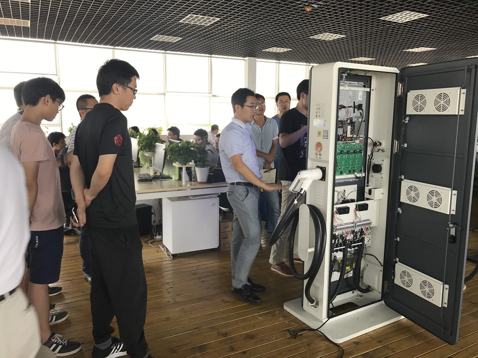 藍訊科技開發 2000nit戶外高亮度WiFi廣告電子看板分享機汽車充電站
