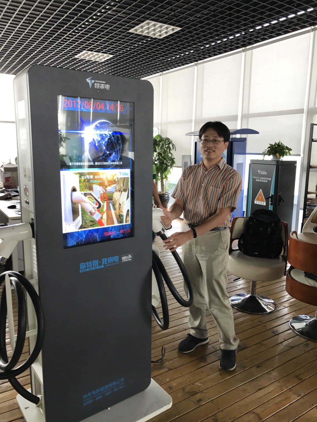 藍訊科技開發 2000nit戶外高亮度WiFi廣告電子看板分享機汽車充電站