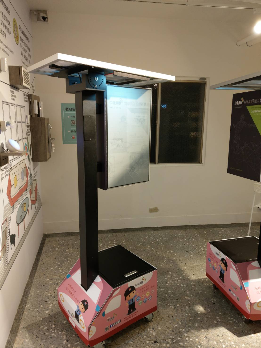 藍訊科技執行 中保 全彩電子紙節能電子看板