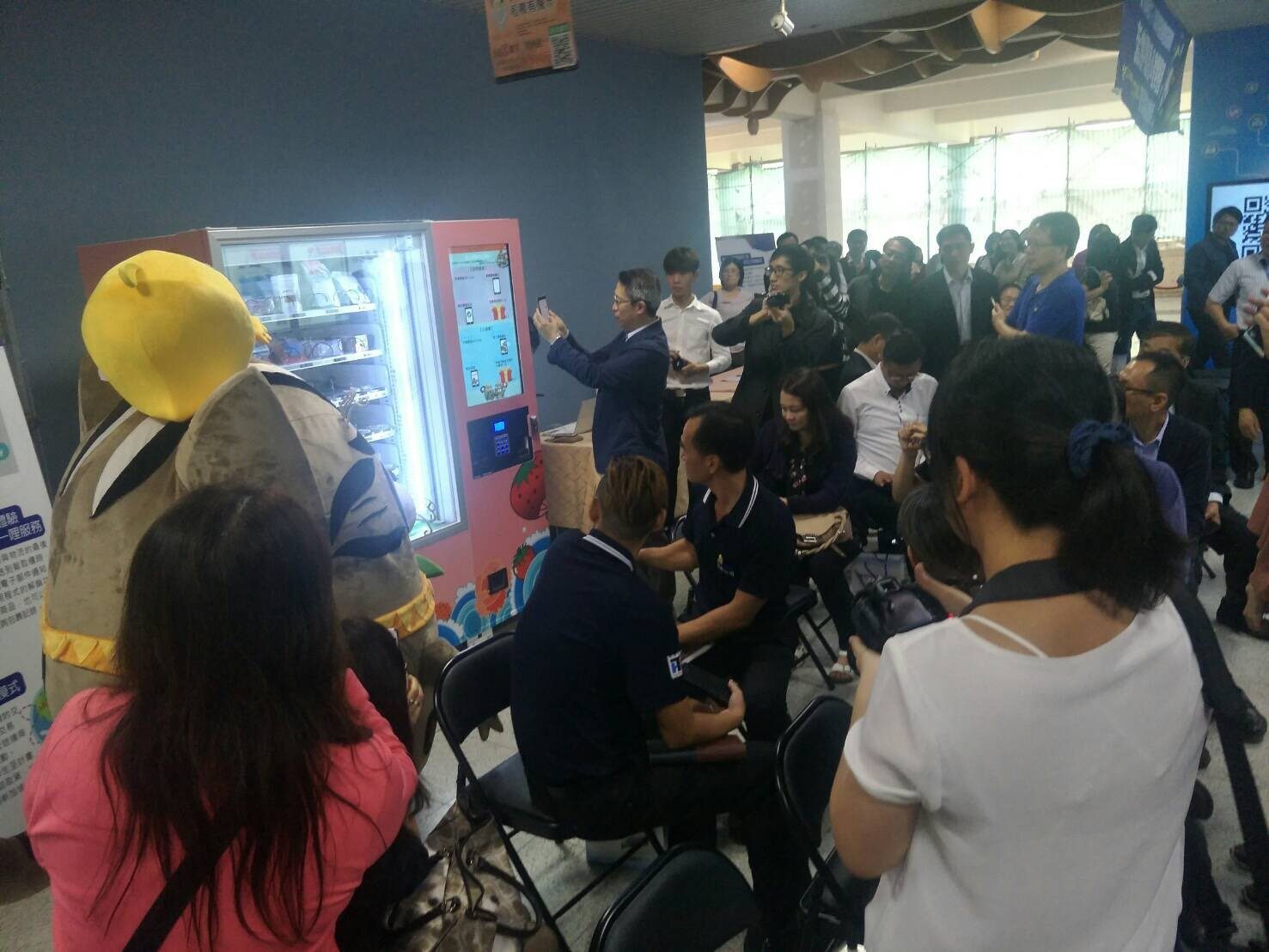 藍訊執行 高雄第一科技大學 樂讚機_互動式電子看板