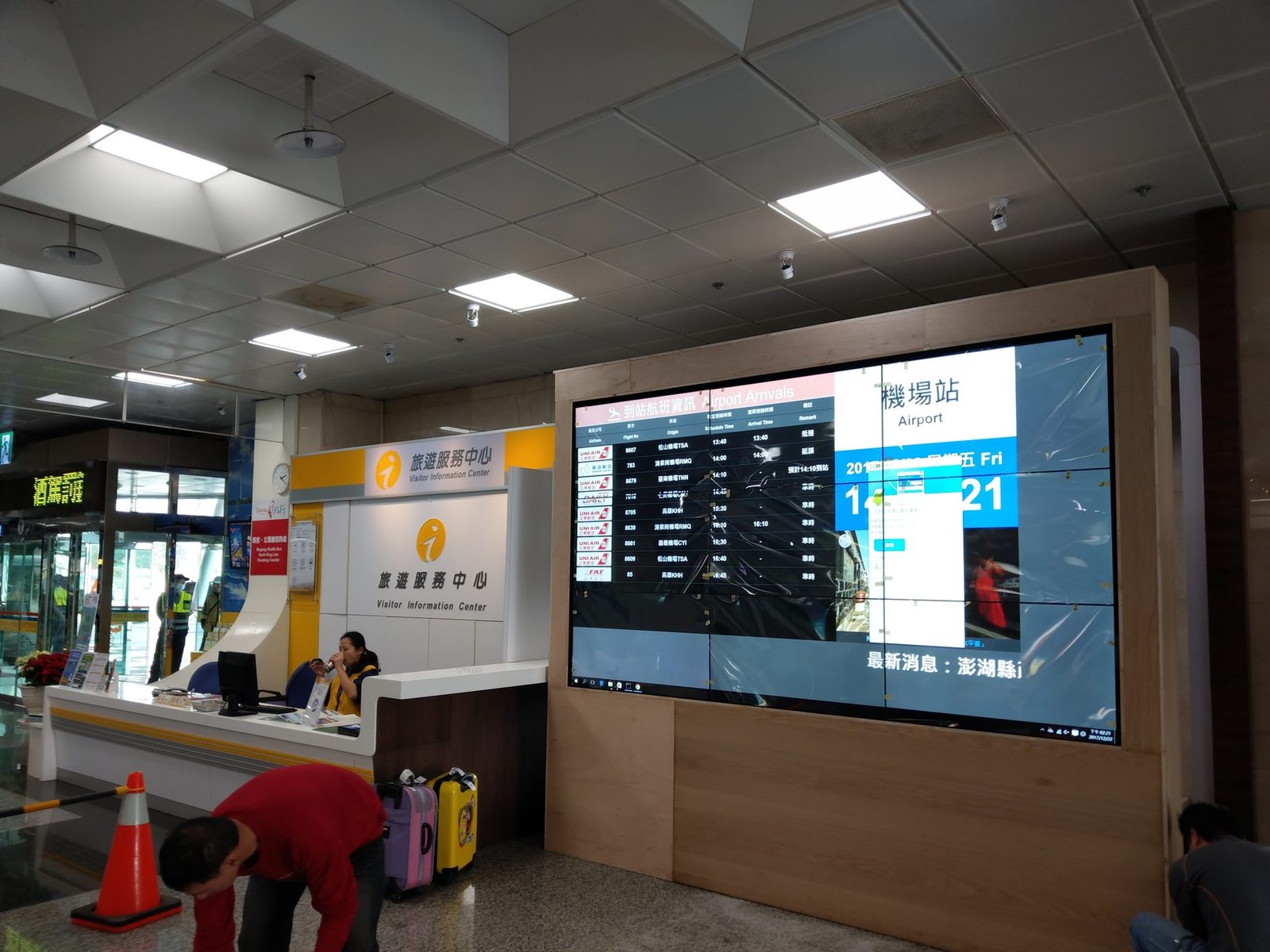 138 吋拼接電視牆設置於馬公機場 讓旅客方便查詢交通時刻