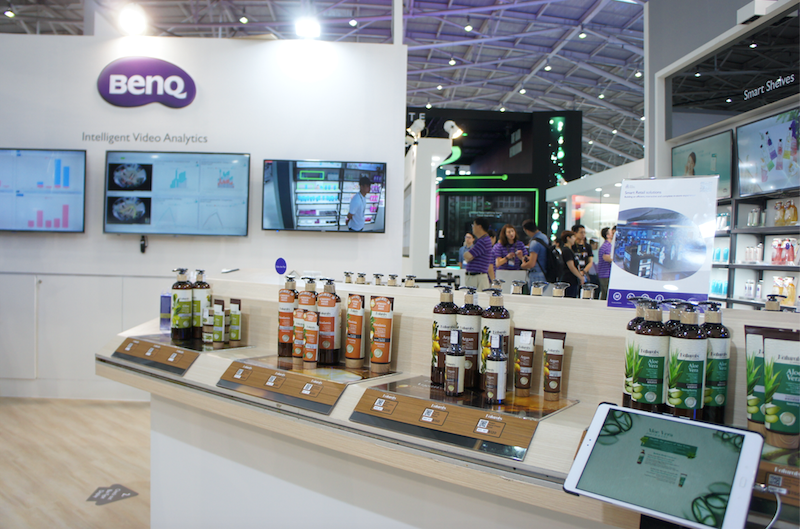 智慧零售互動展架 數位顯示器結合QRCode掃描應用 Computex