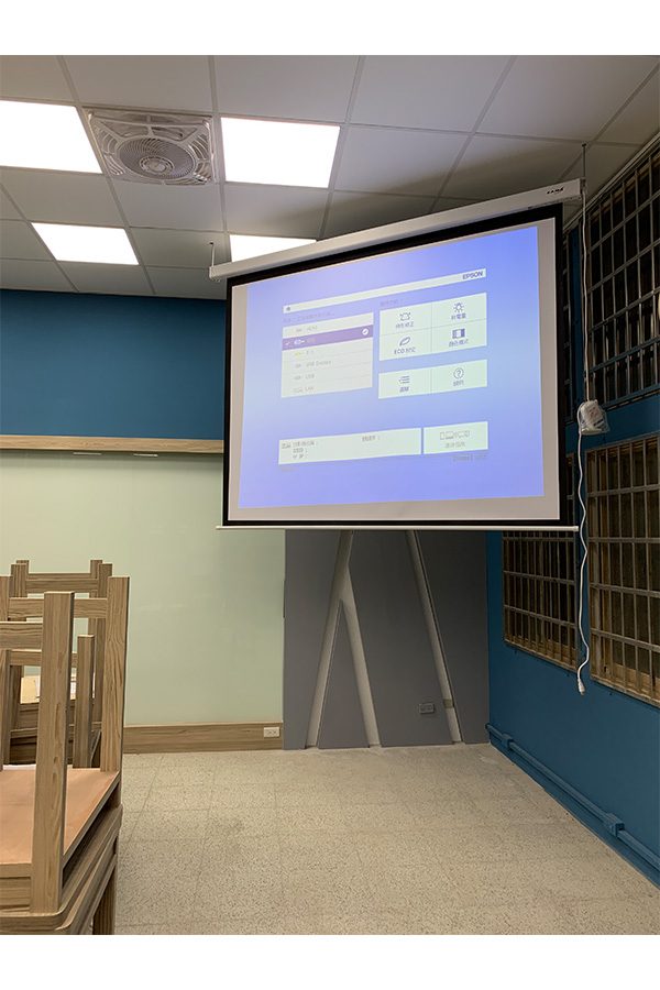 藍訊科技執行 高雄第一科技大學 電控薄膜&融接投影
