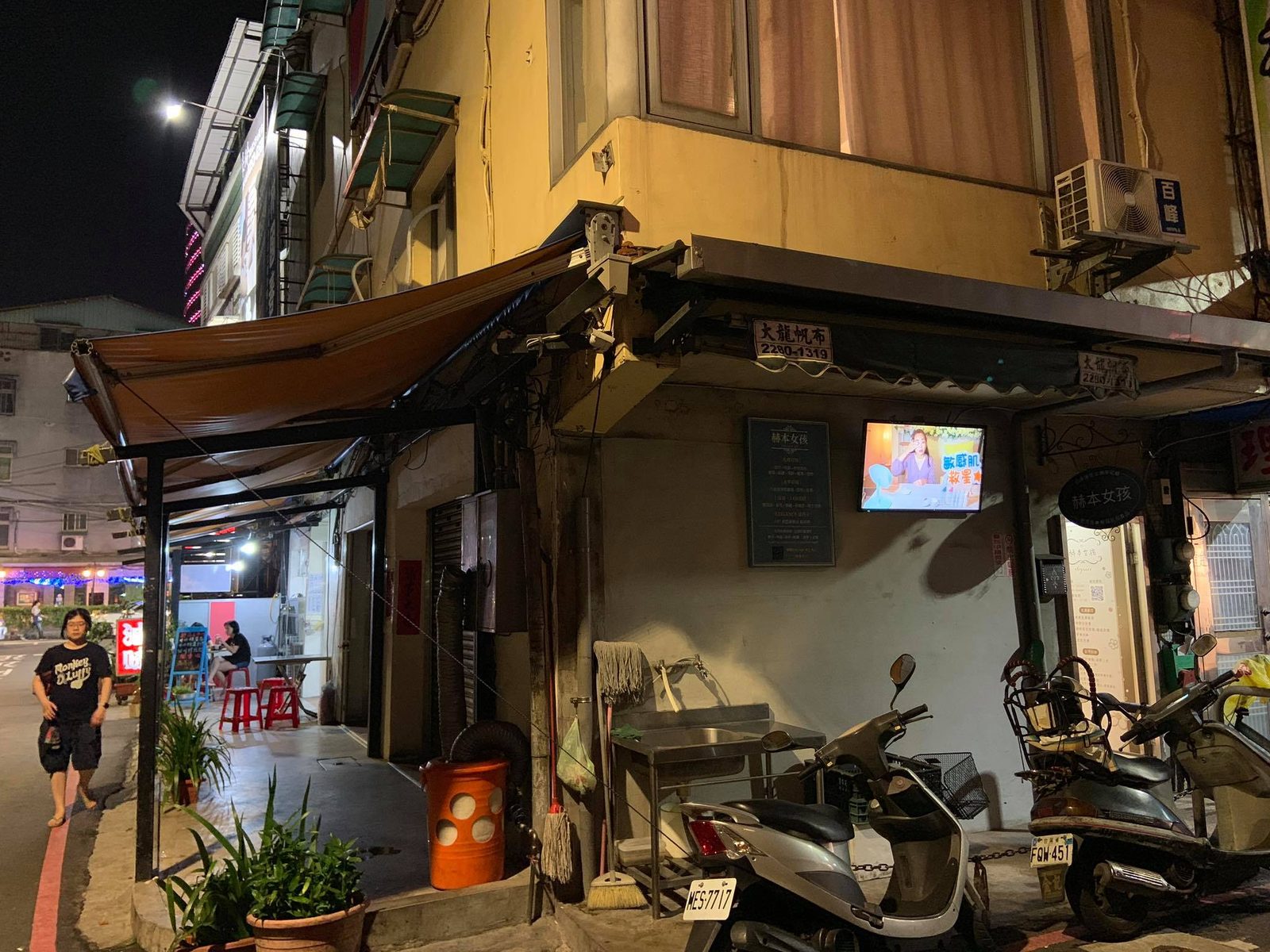 藍訊科技執行 赫本女孩_新北板橋清粉刺網路排隊名店_42吋電子看板安裝