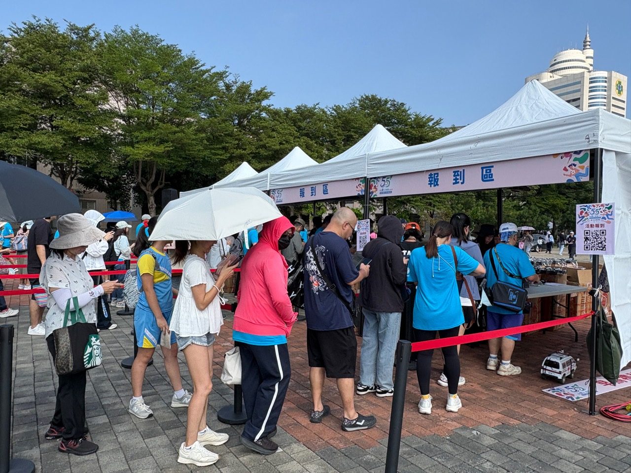 童綜合醫院55週年慶運動會報到區設置活動報到QR Code，參加者使用手機辦理報到