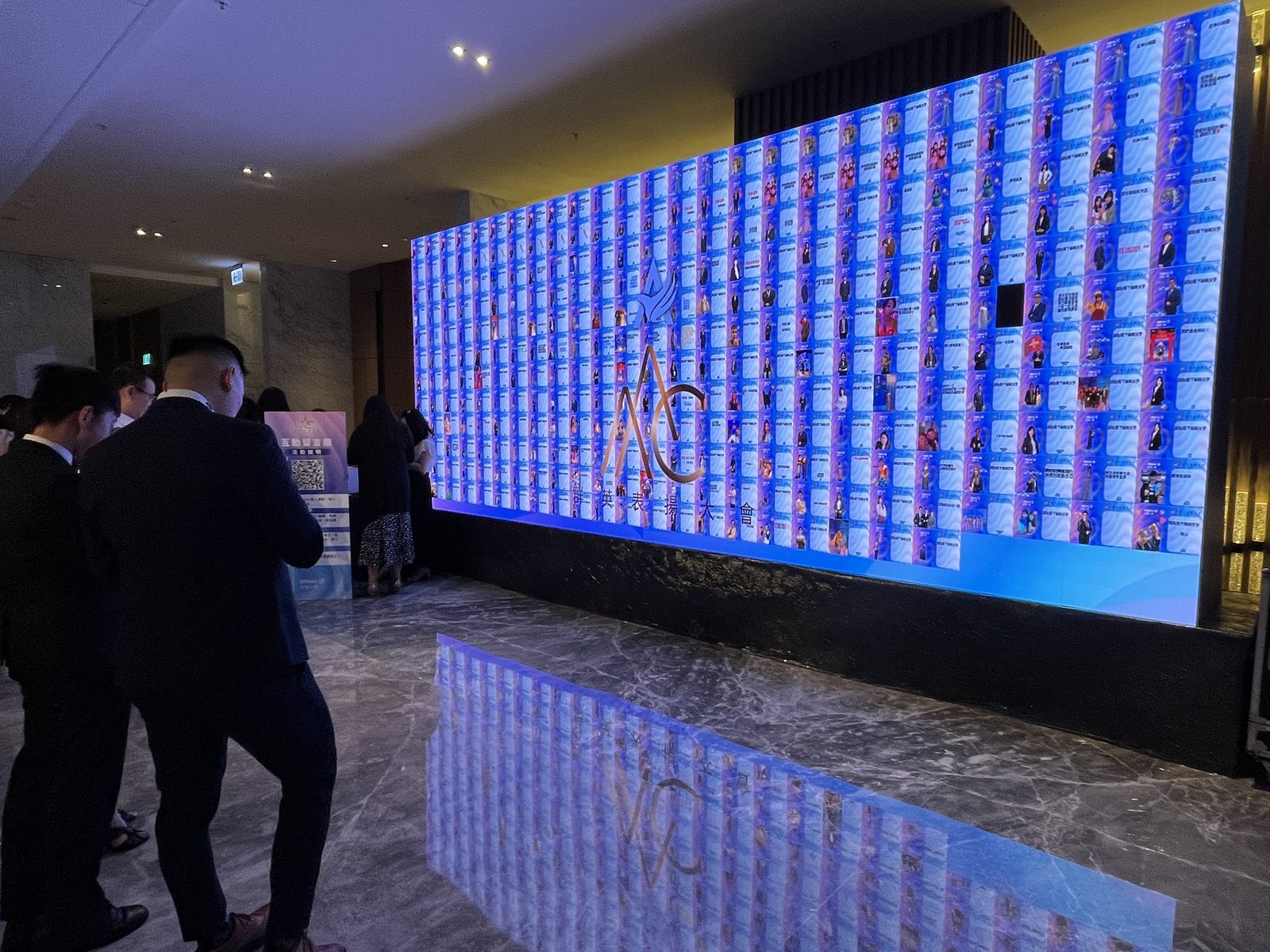 藍訊科技執行安聯人壽-2023群英表揚大會_互動拍照留言卡片 即時上傳大螢幕輪播(互動留言牆)+蒙太奇拼圖牆 &快拍印_即拍即印，創造與眾不同的活動體驗！