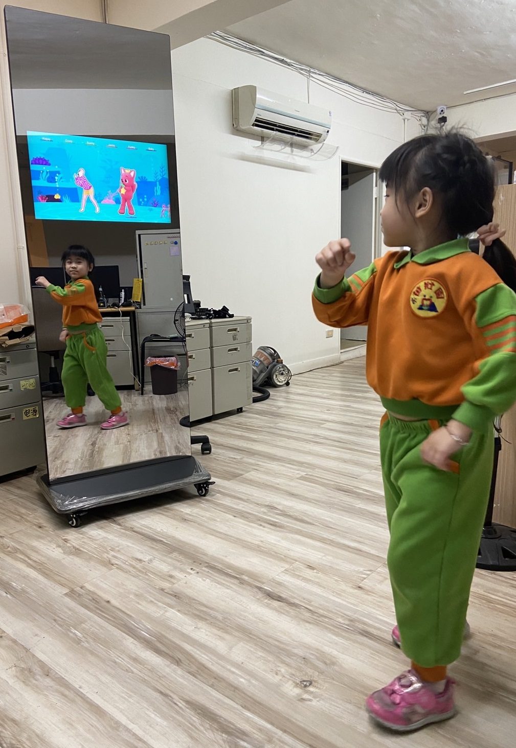 藍訊科技 Smart Mirror 43吋直立式鏡面觸控導覽廣告機 數位魔鏡 智慧鏡 鏡面觸控螢幕 行銷新媒體