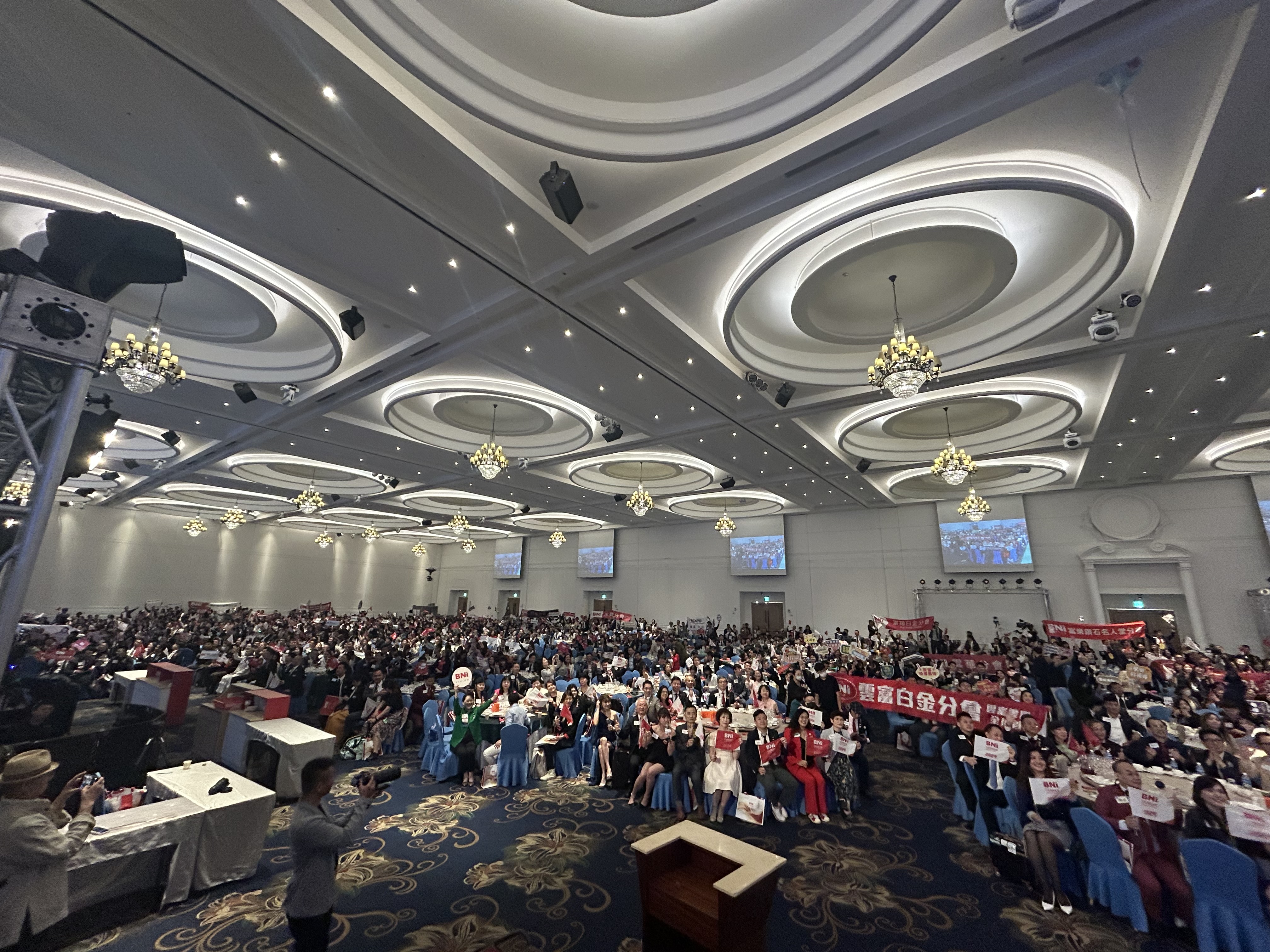 藍訊科技執行BNI 2024台灣年會 線上自行報到&開場迎賓互動-互動拍照即時上傳大螢幕輪播 照片拼貼輪播 動畫效果