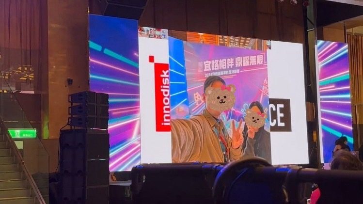 藍訊科技執行宜鼎國際年終尾牙 迎賓互動拍照上傳大螢幕輪播(動態相片輪播牆)